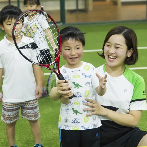 テニスは初めてでも楽しめるスポーツです