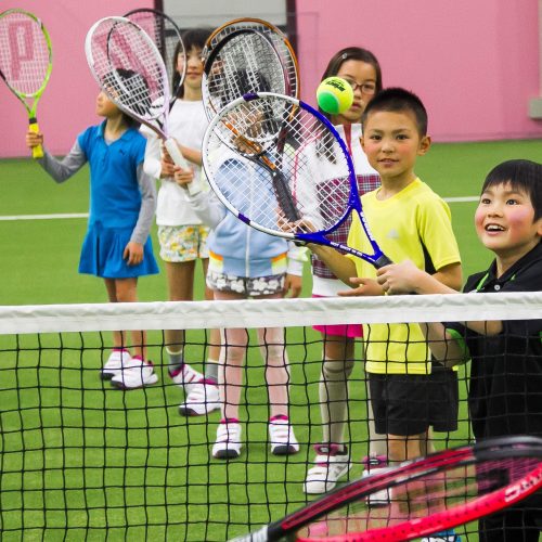 テニスは初めてでも楽しめるスポーツです！